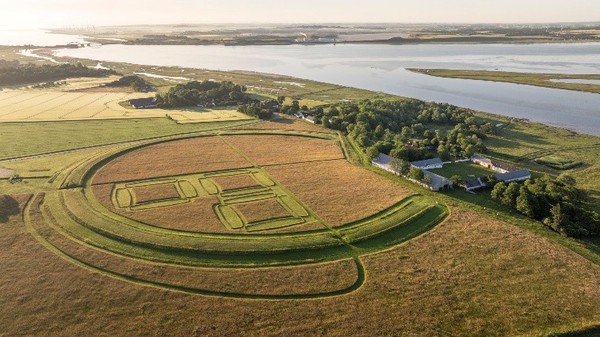 Luftfoto af Aggersborg med fjorden i baggrunden