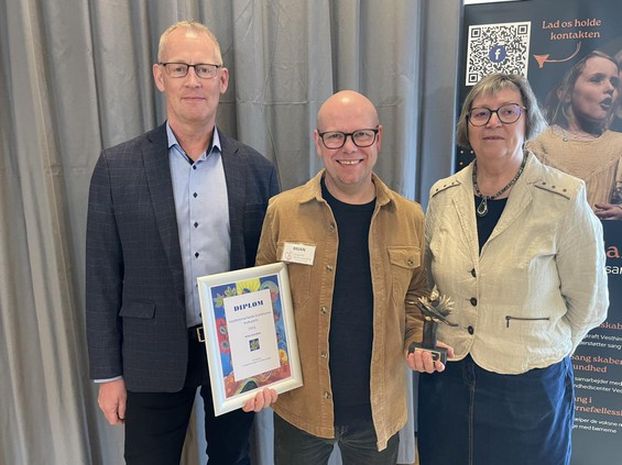 Billede fra overrækkelse af Kulturprisen 2025 til Brian Svendsen. Derudover er Per Nyborg og Gitte Thillemann på billedet